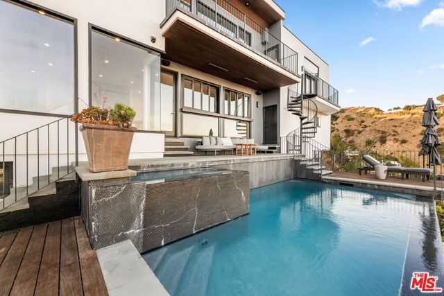 8425 Hillside Avenue, Los Angeles, CA 90069