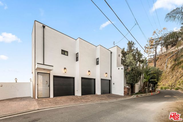 8425 Hillside Avenue, Los Angeles, CA 90069