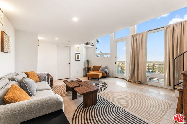 8425 Hillside Avenue, Los Angeles, CA 90069