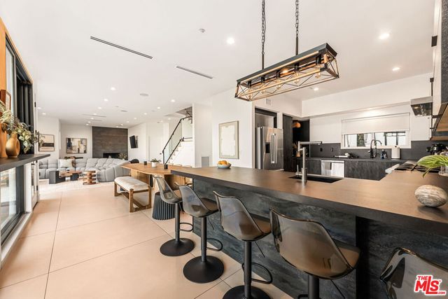 8425 Hillside Avenue, Los Angeles, CA 90069