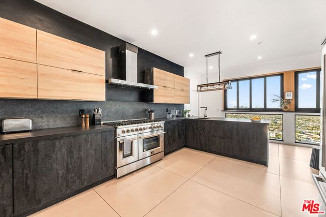 8425 Hillside Avenue, Los Angeles, CA 90069