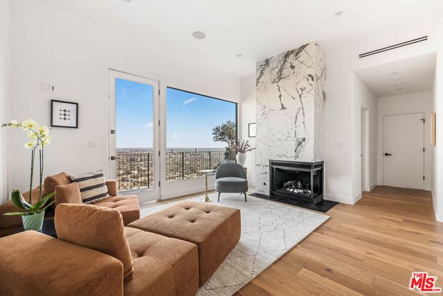 8425 Hillside Avenue, Los Angeles, CA 90069