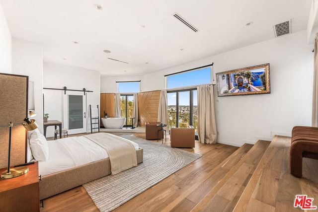 8425 Hillside Avenue, Los Angeles, CA 90069