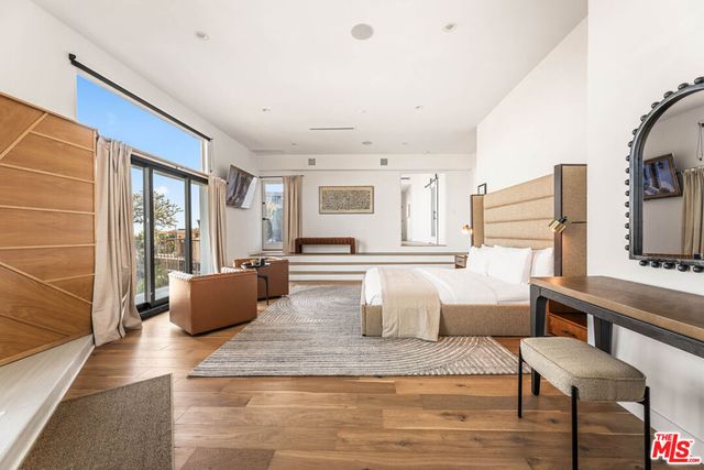 8425 Hillside Avenue, Los Angeles, CA 90069