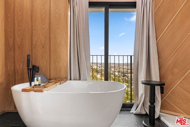 8425 Hillside Avenue, Los Angeles, CA 90069