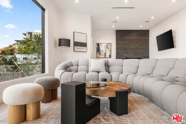 8425 Hillside Avenue, Los Angeles, CA 90069