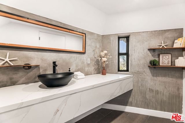 8425 Hillside Avenue, Los Angeles, CA 90069