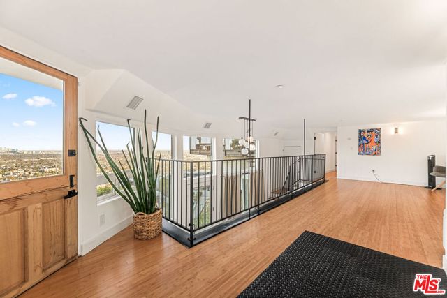 8425 Hillside Avenue, Los Angeles, CA 90069