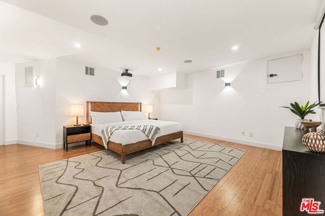 8425 Hillside Avenue, Los Angeles, CA 90069