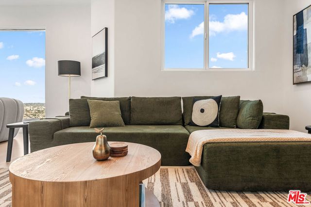 8425 Hillside Avenue, Los Angeles, CA 90069