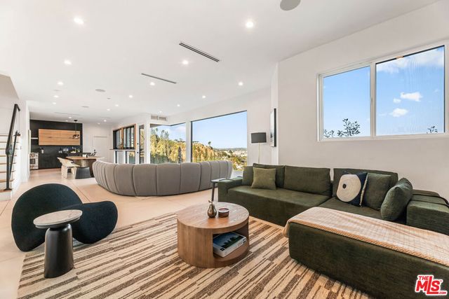 8425 Hillside Avenue, Los Angeles, CA 90069