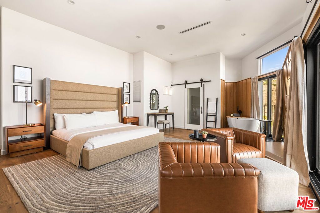 8425 Hillside Avenue, Los Angeles, CA 90069