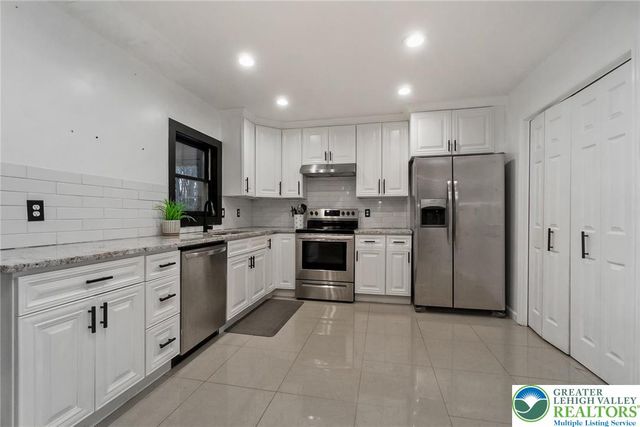 111 Brewster Way, Pocono Twp, PA 18301