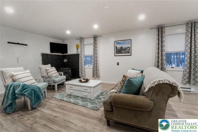 111 Brewster Way, Pocono Twp, PA 18301