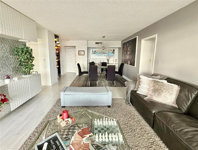 3701 N Country Club Dr 2205, Aventura, FL 33180
