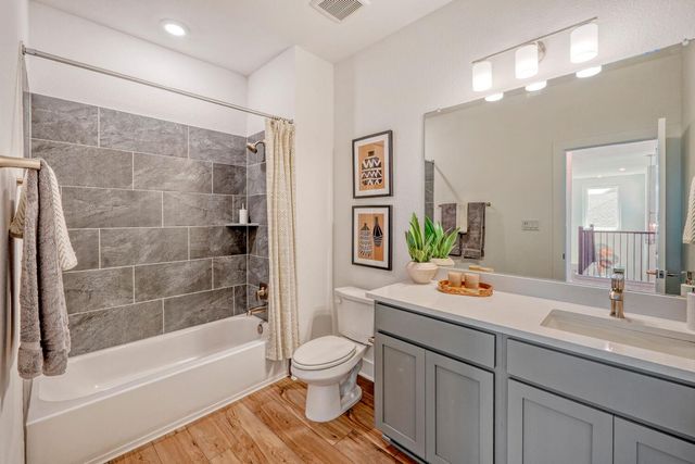 141 Sincere DR, Kyle, TX 78640