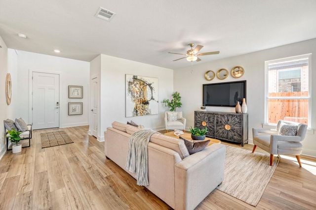 141 Sincere DR, Kyle, TX 78640