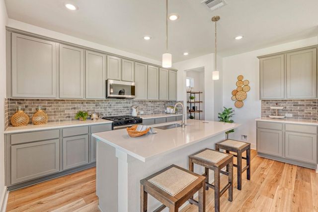 141 Sincere DR, Kyle, TX 78640