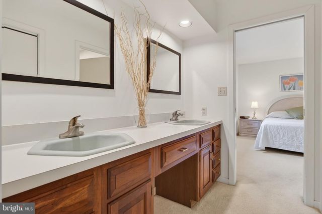 1049 SIGNAL HILL LANE LN, Lancaster, PA 17601