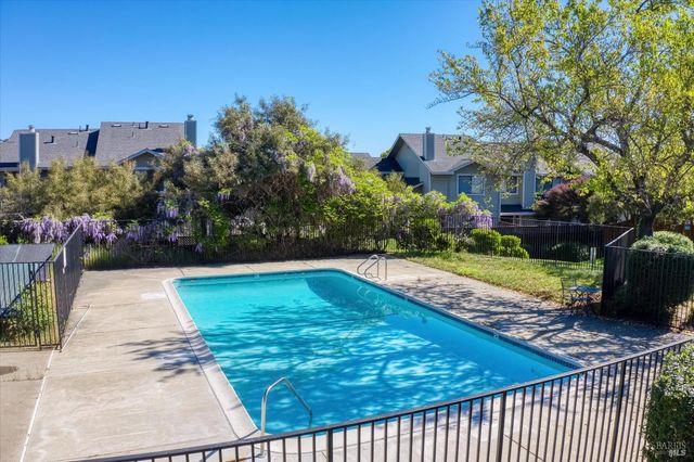 21 Briarwood Ct, Novato, CA 94947