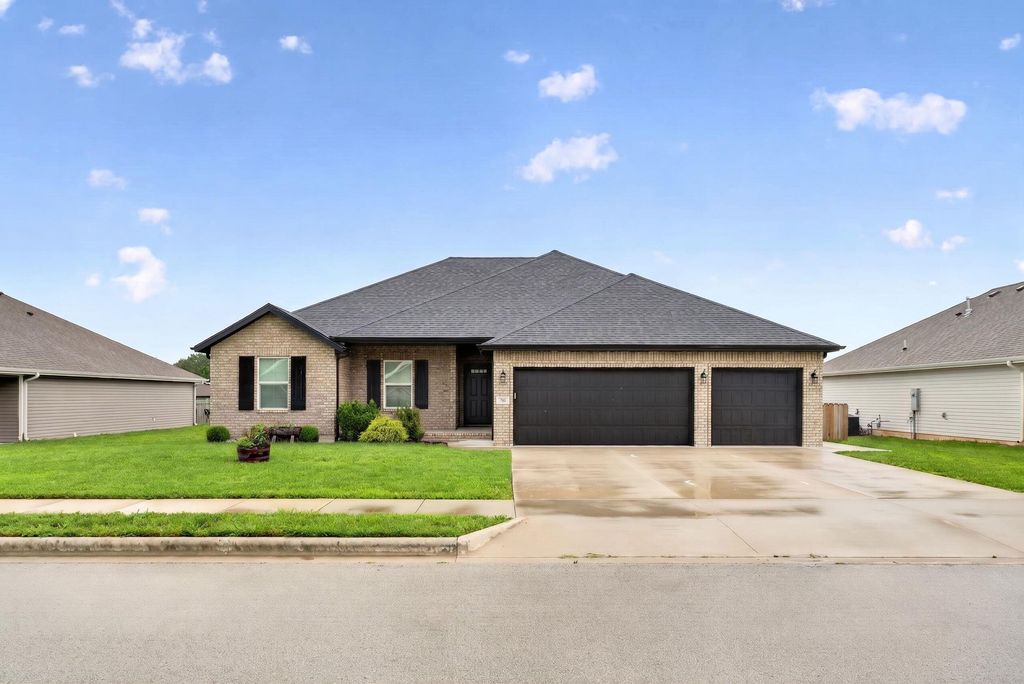 748 N Century Avenue, Republic, MO 65738