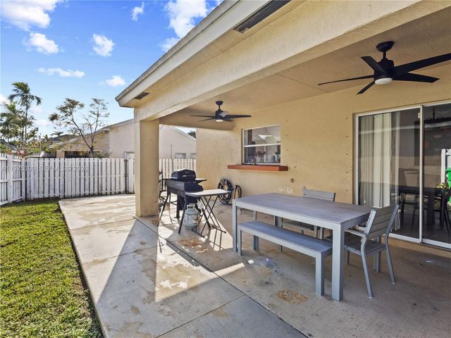 216 W Riverbend Dr, Sunrise, FL 33326