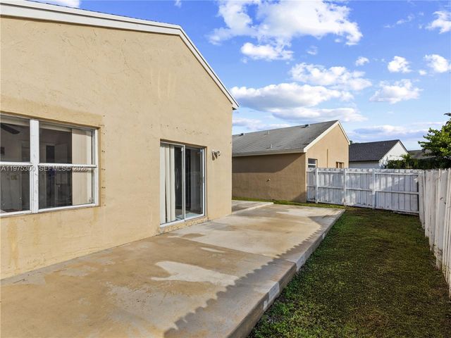 216 W Riverbend Dr, Sunrise, FL 33326