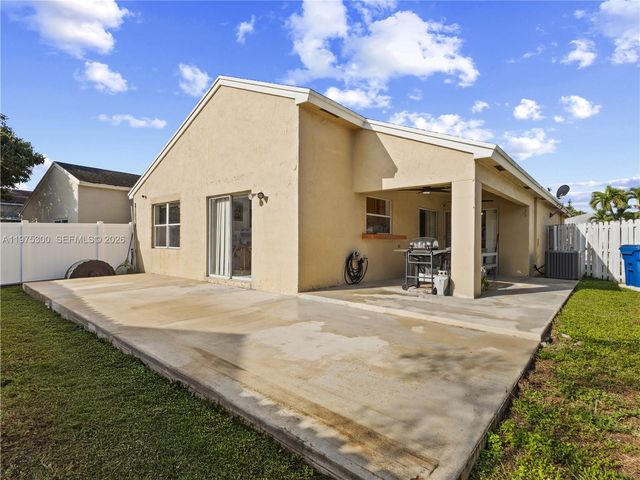 216 W Riverbend Dr, Sunrise, FL 33326