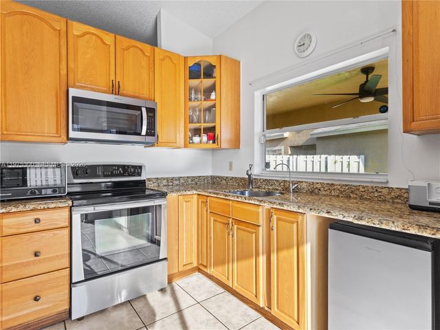 216 W Riverbend Dr, Sunrise, FL 33326