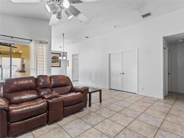 216 W Riverbend Dr, Sunrise, FL 33326