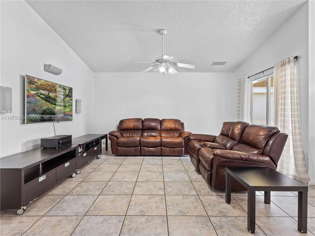 216 W Riverbend Dr, Sunrise, FL 33326
