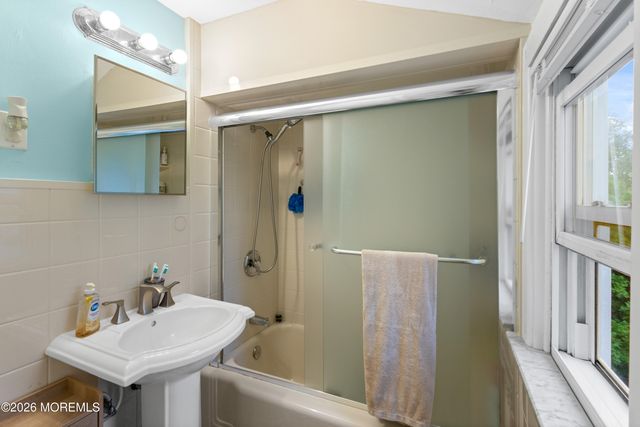 16 Vanderbilt Place, Woodbridge, NJ 07095