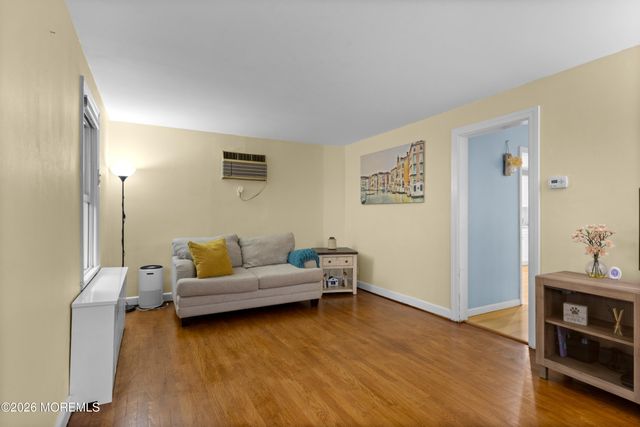 16 Vanderbilt Place, Woodbridge, NJ 07095