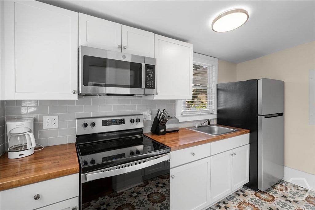 Image 13 of property listing at 303 W Park Avenue C, Savannah, GA 31401