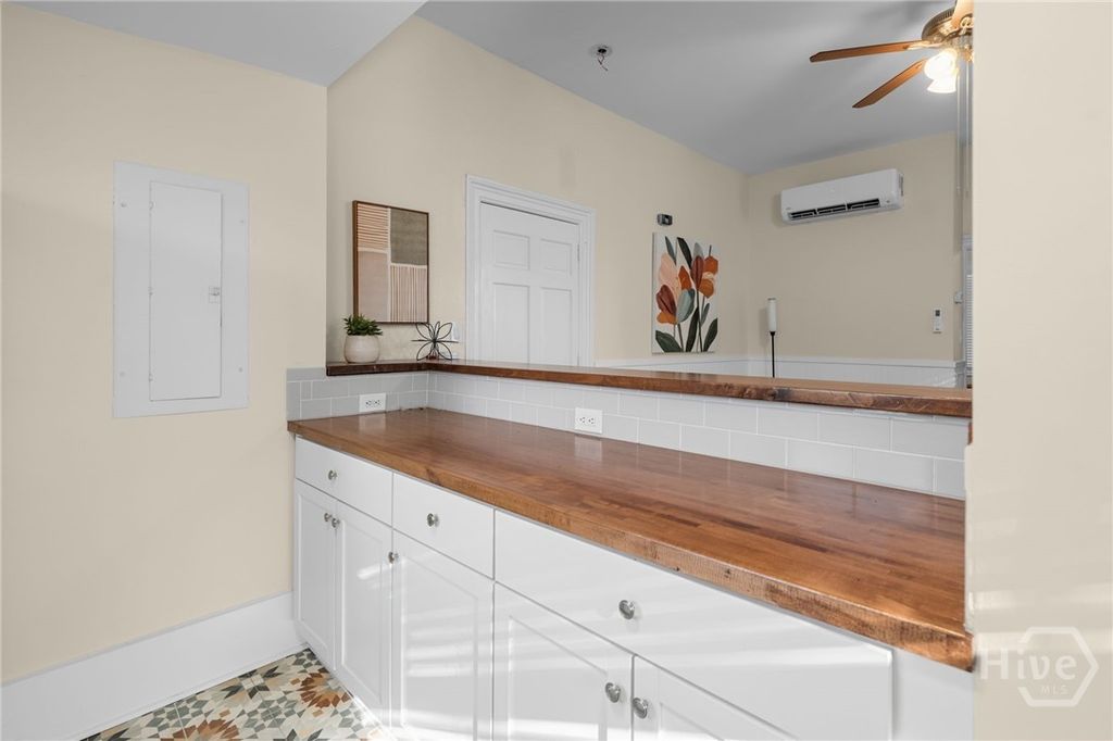 Image 14 of property listing at 303 W Park Avenue C, Savannah, GA 31401