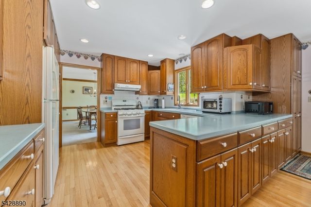 352 Bellis Rd, Holland Twp., NJ 08804