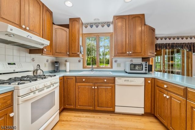 352 Bellis Rd, Holland Twp., NJ 08804