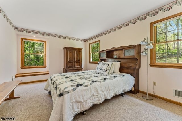 352 Bellis Rd, Holland Twp., NJ 08804