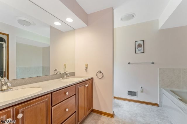 352 Bellis Rd, Holland Twp., NJ 08804