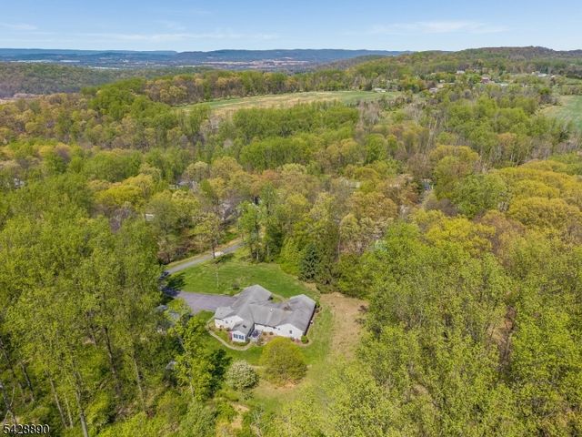 352 Bellis Rd, Holland Twp., NJ 08804