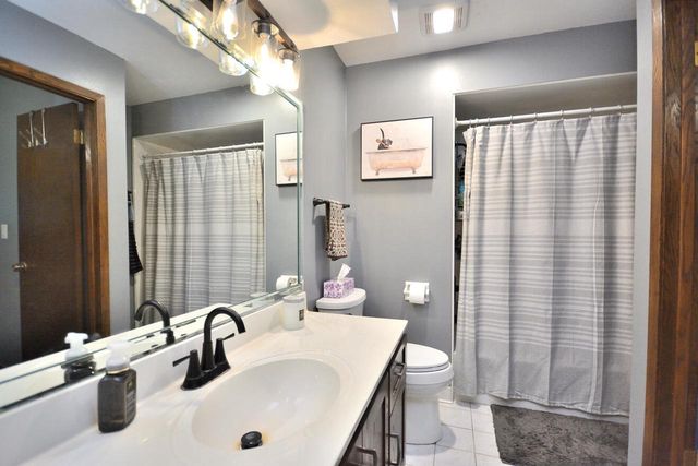 W220N2767 Maplewood LANE, Waukesha, WI 53186