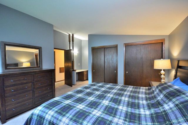 W220N2767 Maplewood LANE, Waukesha, WI 53186