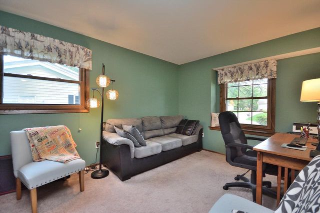 W220N2767 Maplewood LANE, Waukesha, WI 53186