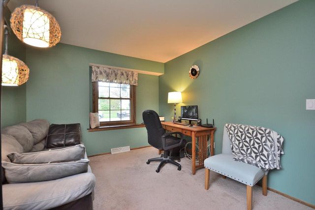W220N2767 Maplewood LANE, Waukesha, WI 53186