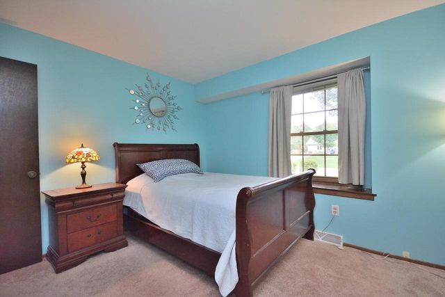 W220N2767 Maplewood LANE, Waukesha, WI 53186