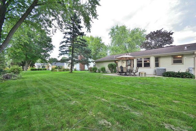W220N2767 Maplewood LANE, Waukesha, WI 53186