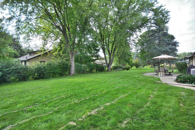 W220N2767 Maplewood LANE, Waukesha, WI 53186