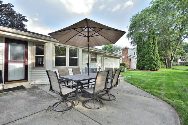 W220N2767 Maplewood LANE, Waukesha, WI 53186