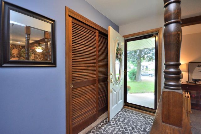 W220N2767 Maplewood LANE, Waukesha, WI 53186
