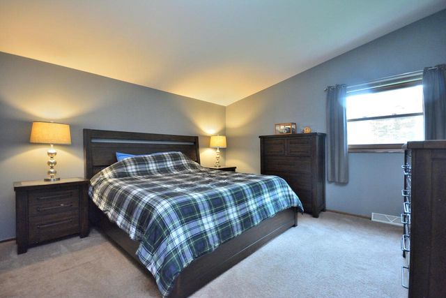 W220N2767 Maplewood LANE, Waukesha, WI 53186